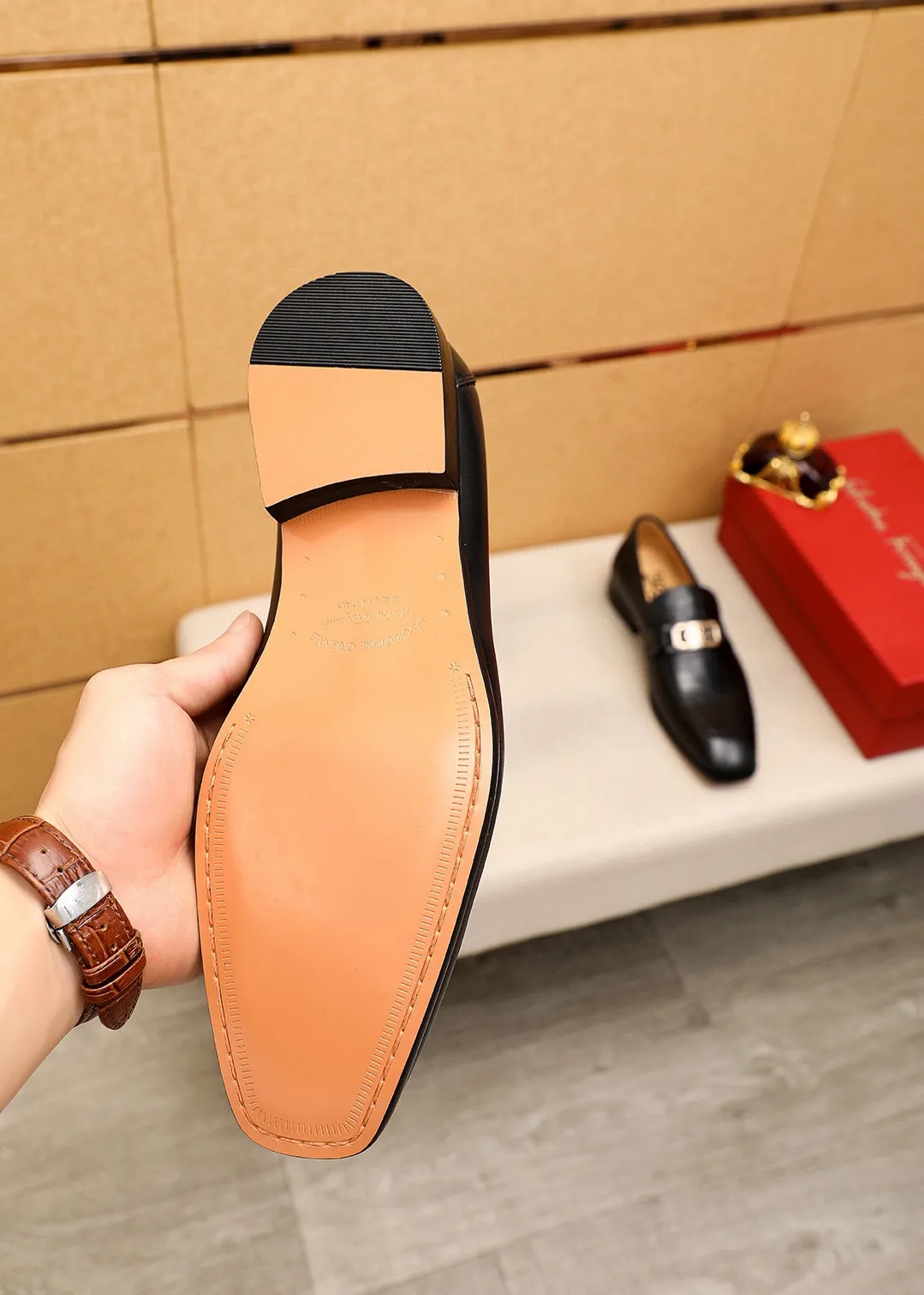 Men's shoes 💰442 💐 Product trademark: Ferragamo "Ferragamo" casual leather shoes Regular size: 38-44 (45.46🉑️customized) Product materials: Selected imported first-layer calfskin embossed upper + original hardware buckle, imported water-dyed cow leather lining. Strong three-dimensional visual effect, combined outsole Color: 1⃣️color optional